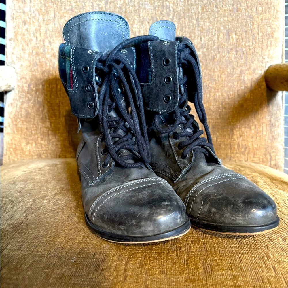 Steve Madden Womens Black with Blue Flannel Leather Combat Boots Fold Over 9.5